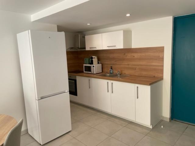 Appartement Climatise Avec Cour En Centre Ville Карпантра Экстерьер фото