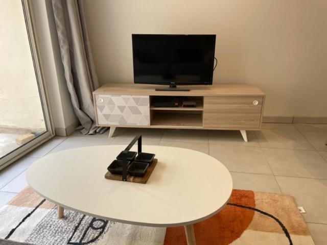 Appartement Climatise Avec Cour En Centre Ville Карпантра Экстерьер фото